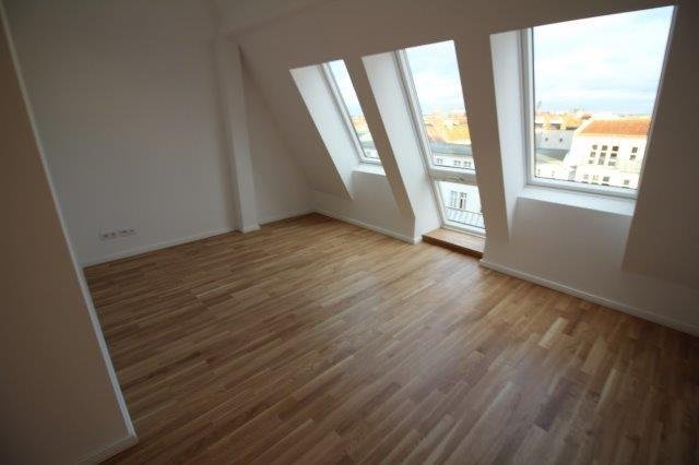 *Tolle ausgebaute Dachgeschosswohnung* Familienwohnung vis-á-vis Lietzensee